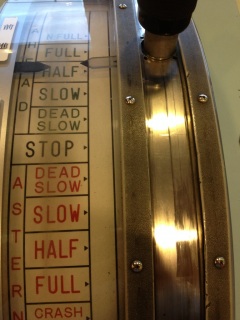 �G���W���́A